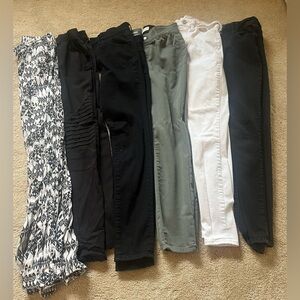 Size 0, 2, 5, and XS pants. They are all similar in size.